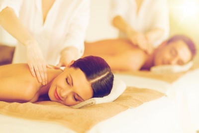 picture of couple in spa salon getting massage